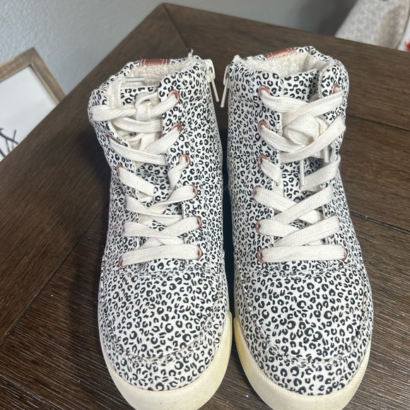 Like New Roxy Camu high top sneakers size 3 youth - Picture 3 of 11